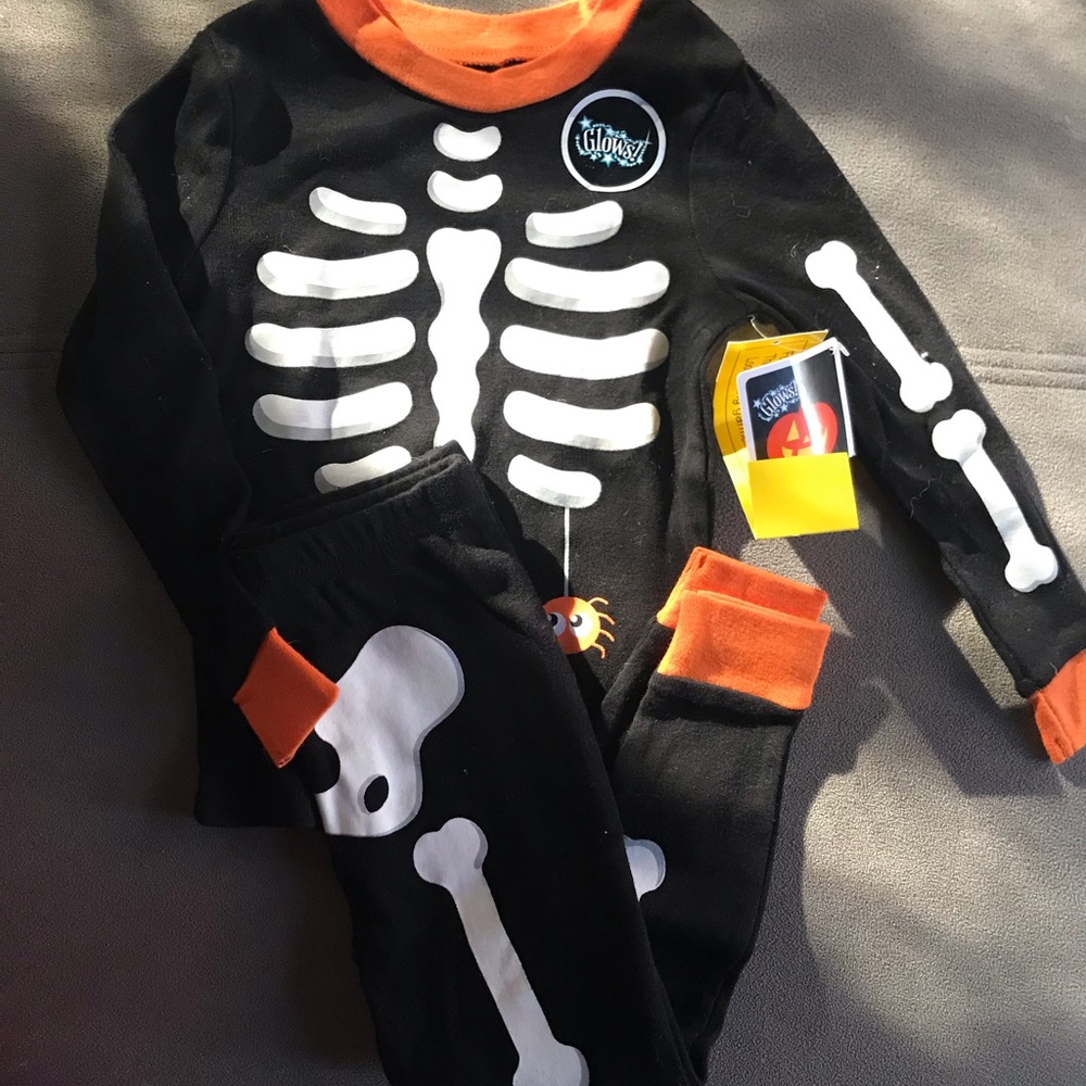 Toddler Skeleton jammies 🎃